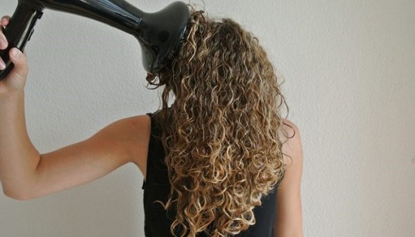 How to use a hair dryer on curly hair?